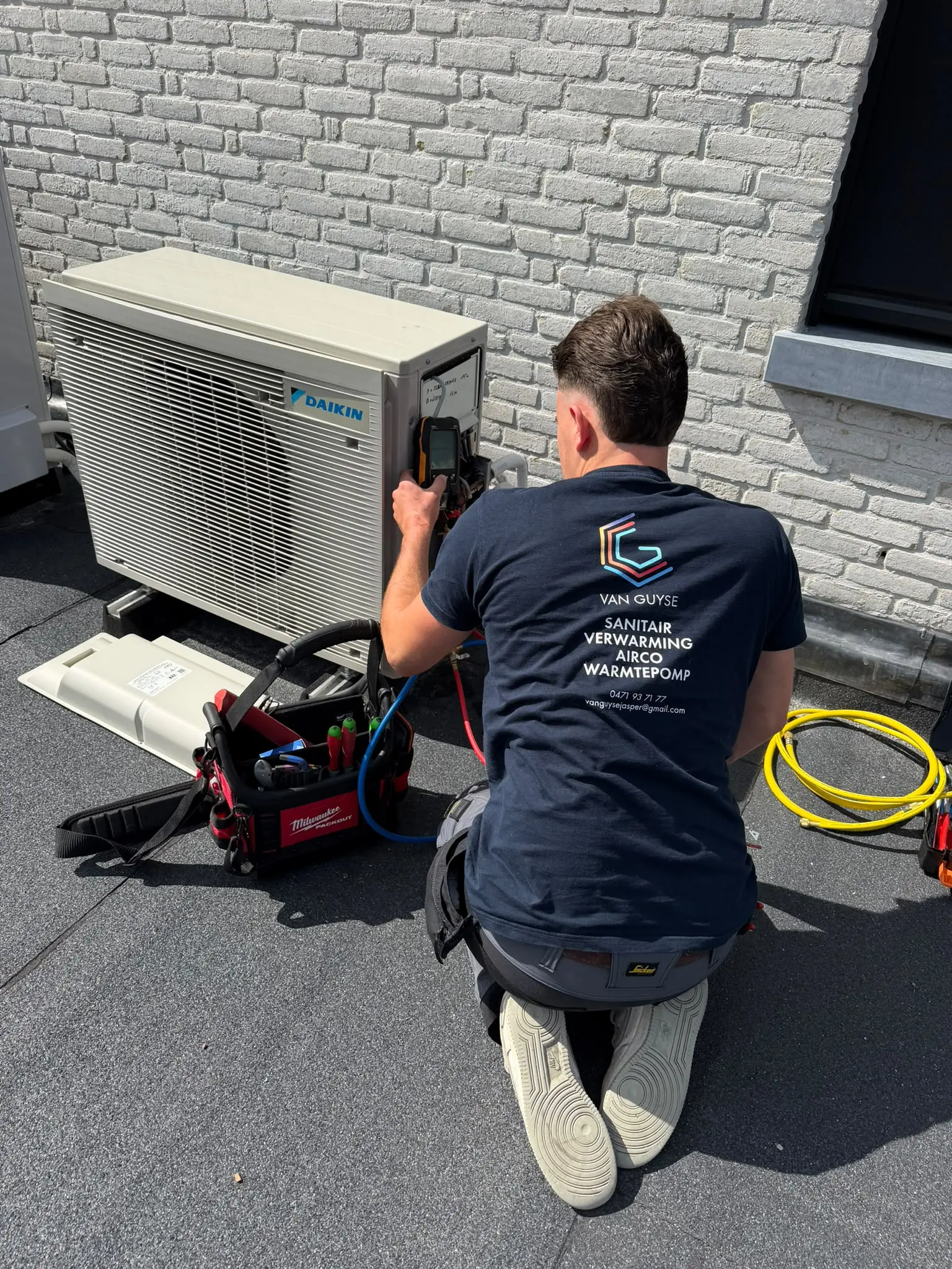 Jasper Van Guyse voert koeltechnische testen uit na de installatie van een Daikin airco in Sint-Niklaas