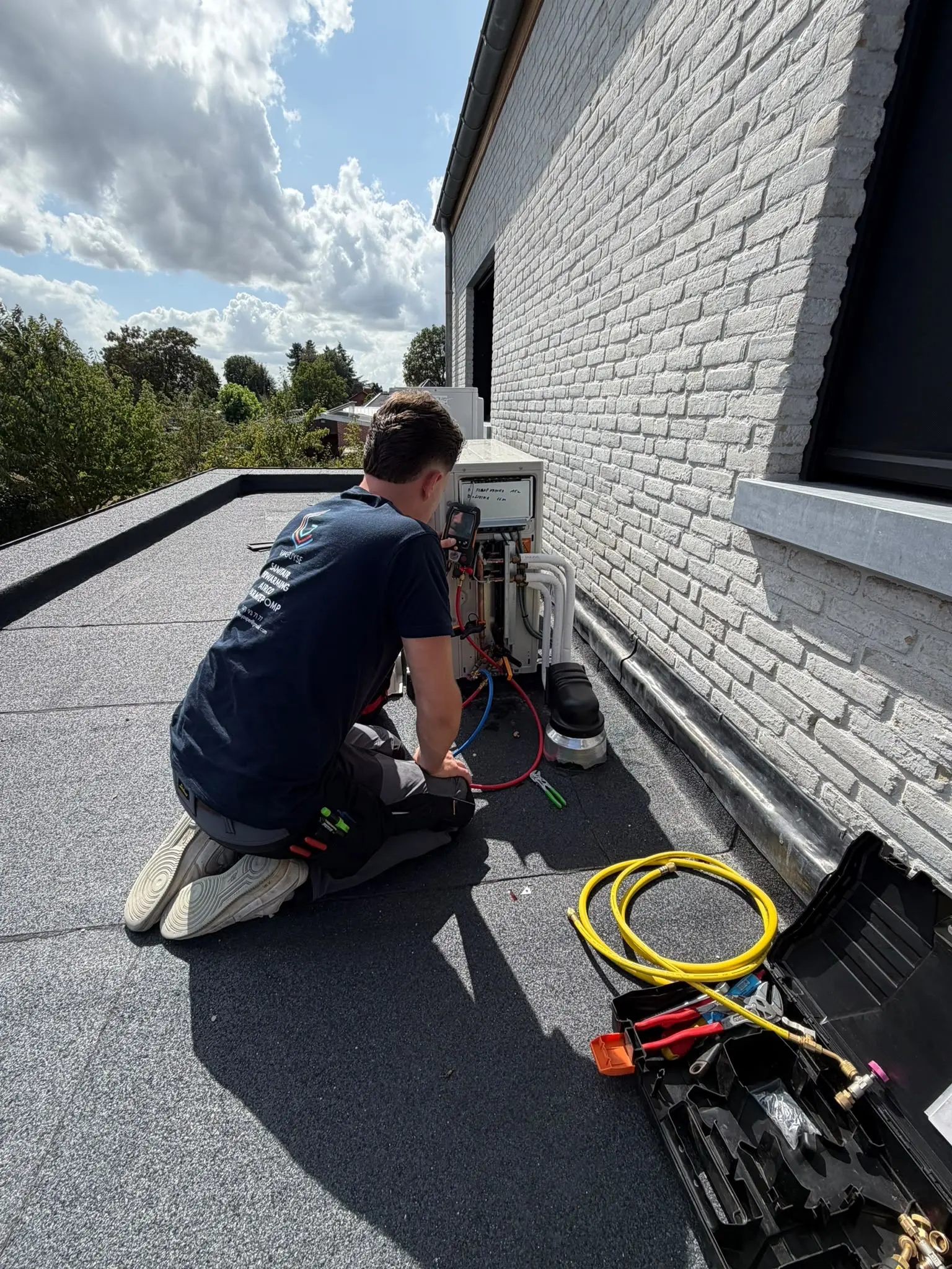 Van Guyse Verwarming vacumeert een Daikin airco installatie in Sint-Niklaas