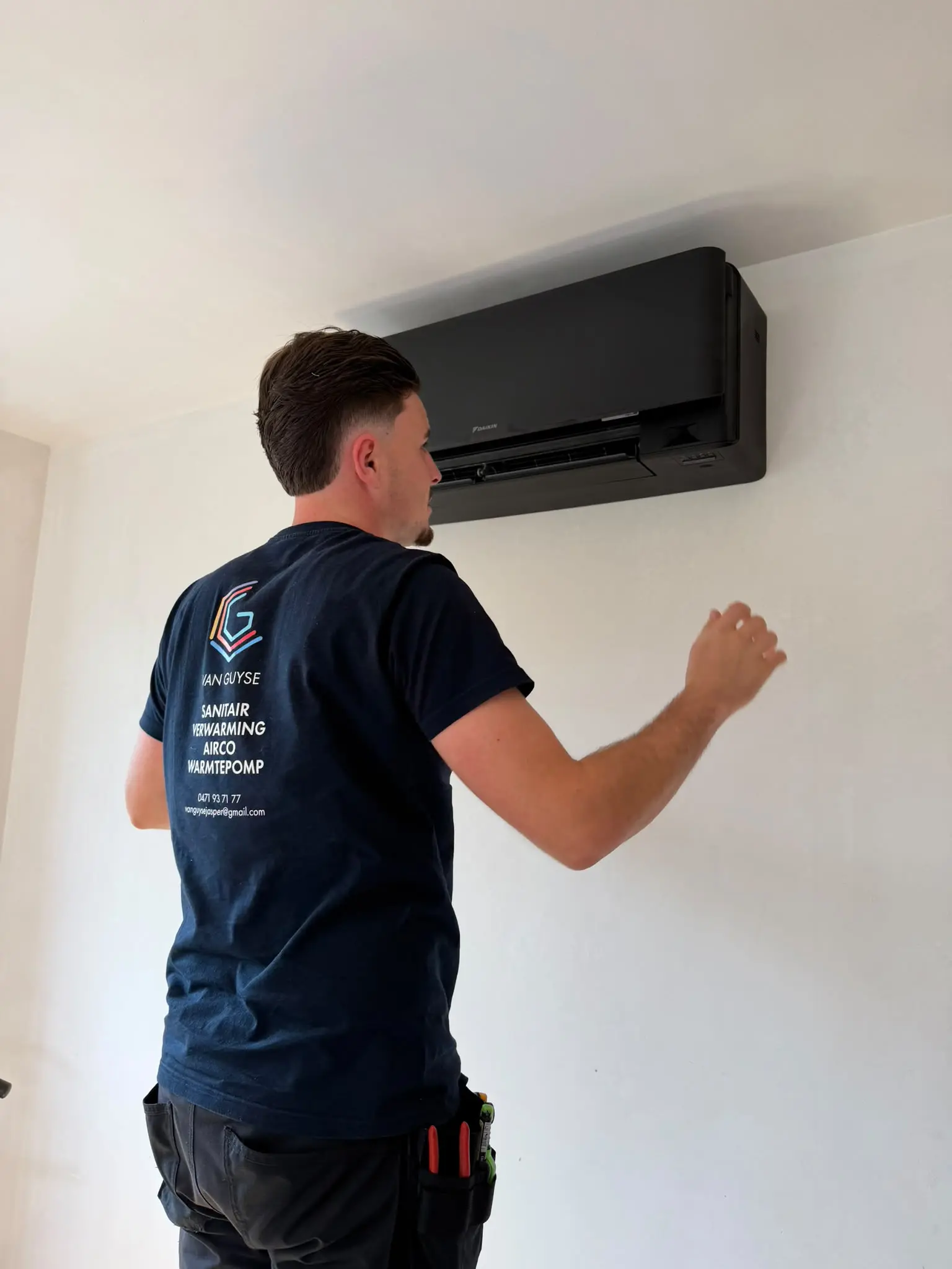 Daikin Stylish zwarte binnenunit geplaatst in een woonkamer te Sint-Niklaas
